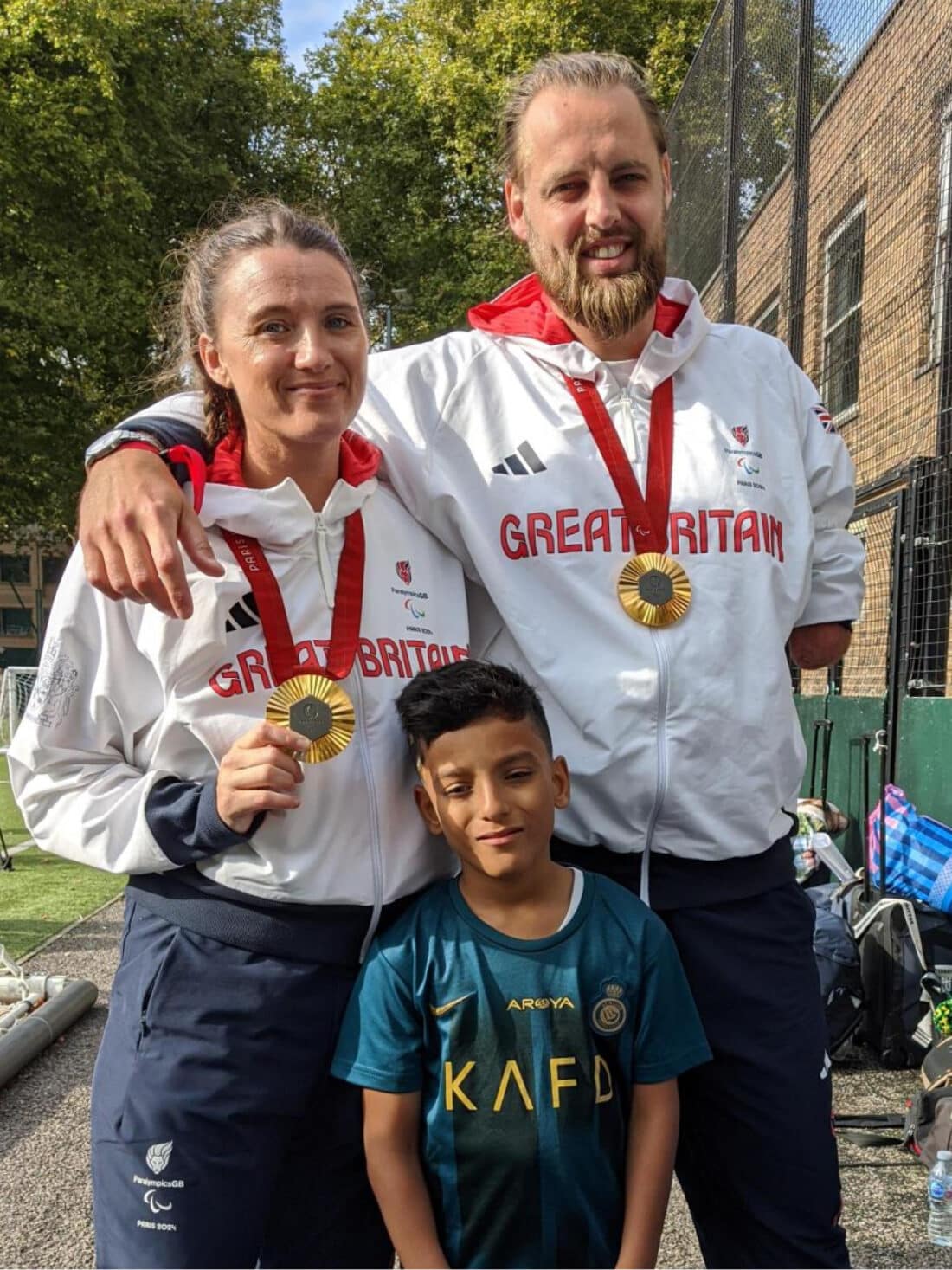 Ameen poses with ParalympicGB Gold Medallists Amy Truesdale and Matt Bush.