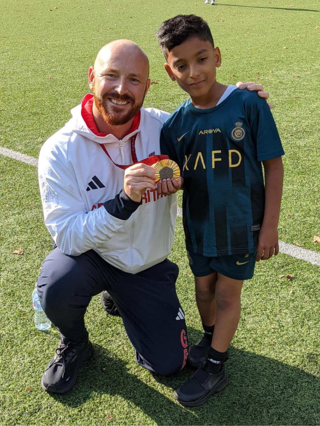 Paralympic Javelin champion Dan Pembroke poses with Ameen